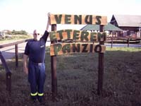Erich vor der Pension �Venus Etterem Panzio� in Ungarn.