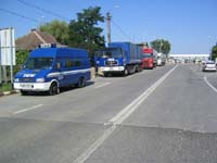 Vor dem Kontrollpunkt des nationalen Transportministeriums an der rum�nischen Grenze Petea.