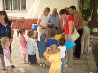 Verteilung der Wichtelpackete im Kinderheim.