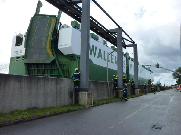 Der Autotransporter „Fidelio“ am Anleger des Kraftwerks Wedel.