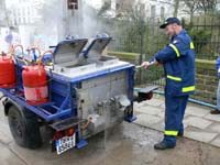 Mit dem Feldkochherd wird Wasser erw�rmt.